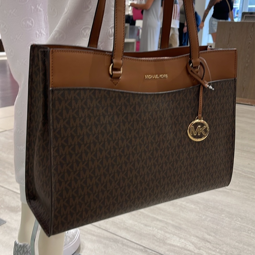 Michael Kors Jet Set Travel Large Signature Logo Pocket Tote Bag
Brown NWT - Picture 16 of 16